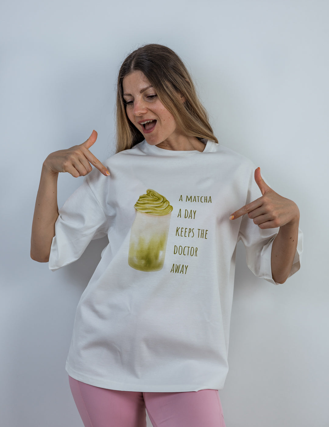 БОХО Тениска „A Matcha A Day Keeps The Doctor Away“
