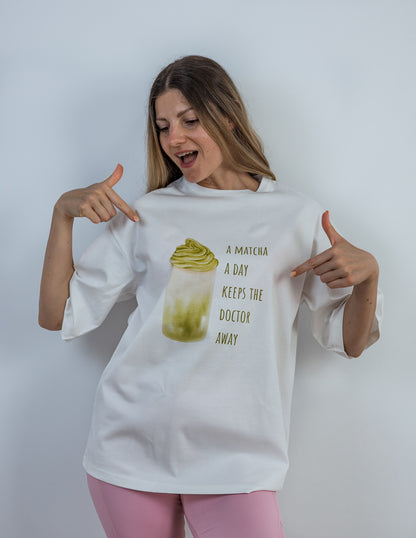 БОХО Тениска „A Matcha A Day Keeps The Doctor Away“