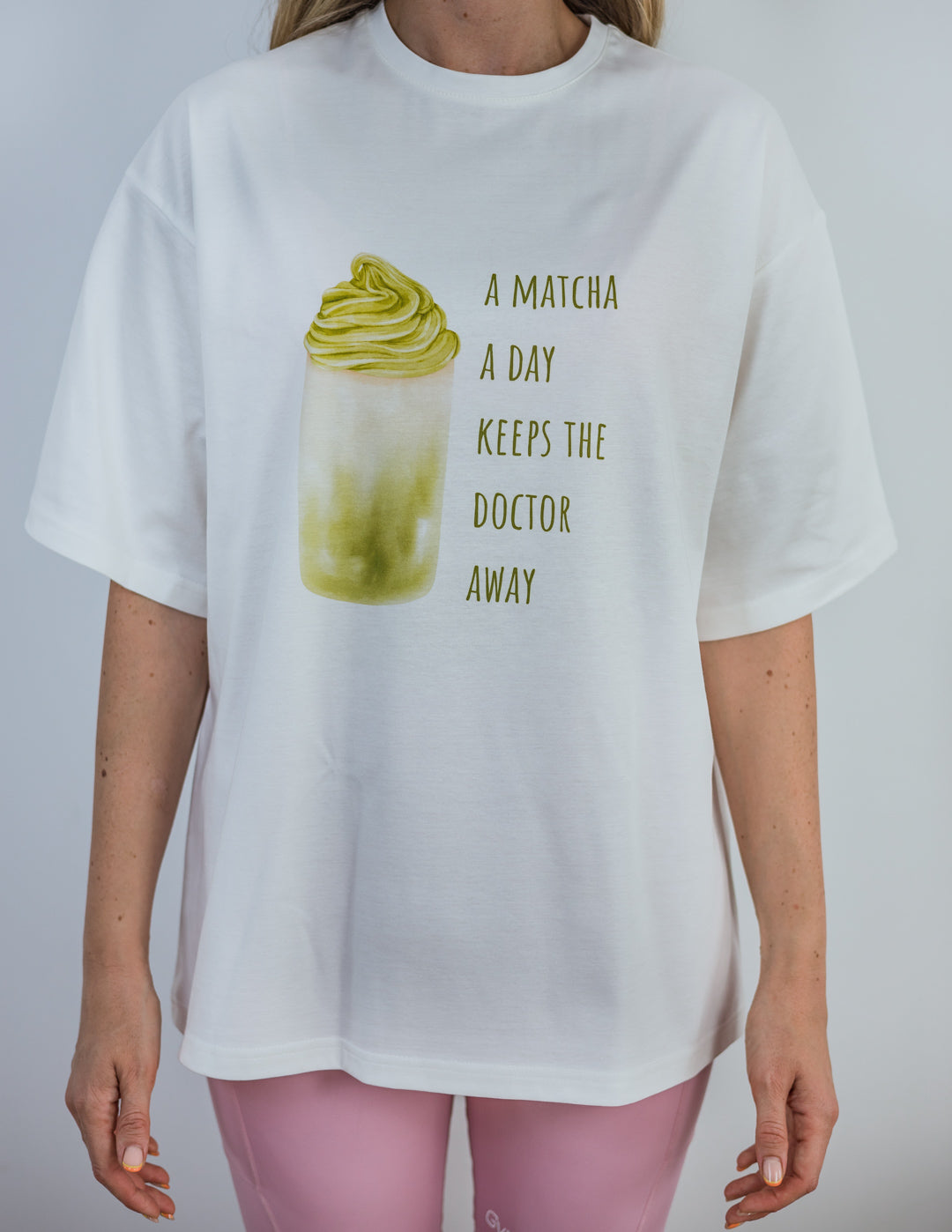 БОХО Тениска „A Matcha A Day Keeps The Doctor Away“